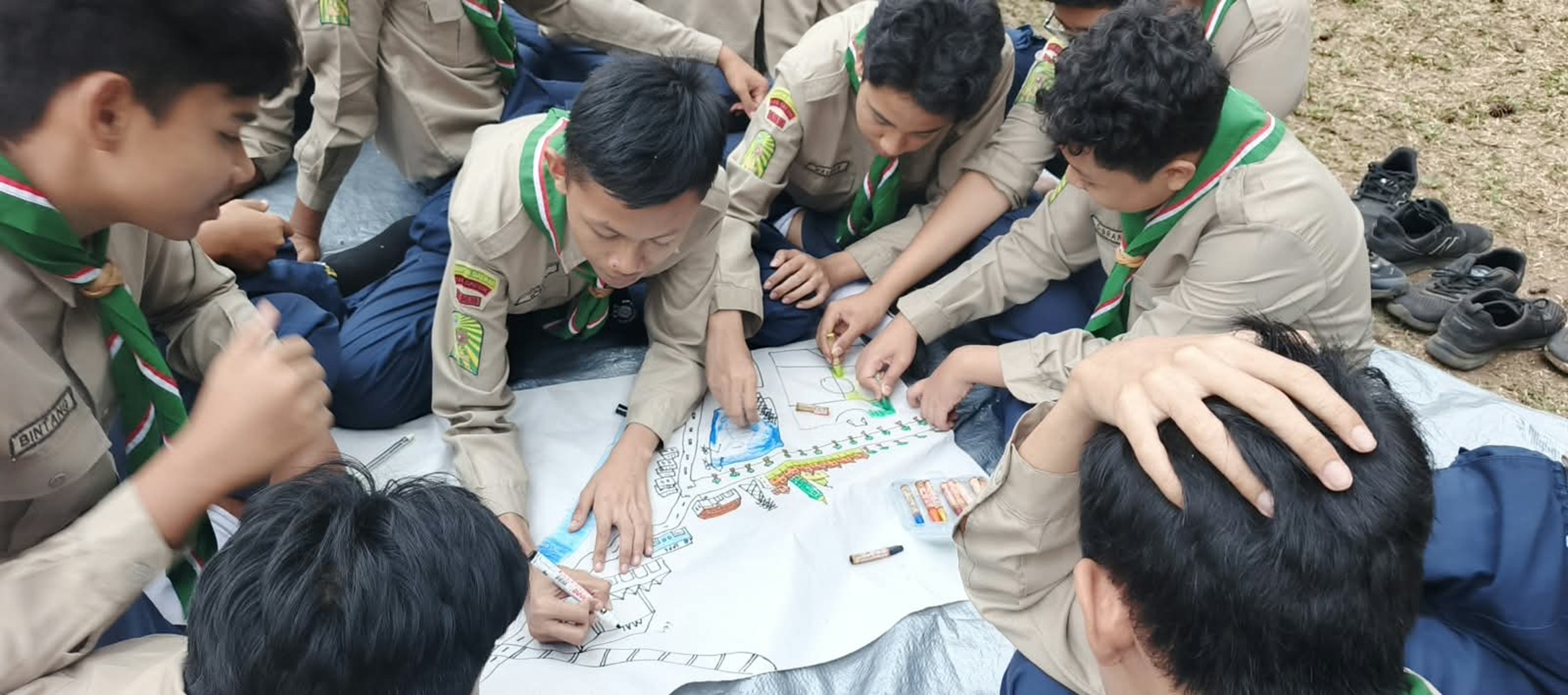 Murid Spemdalas GKB Berimajinasi Gambar Gresik Masa Depan Asri dalam Science Camp