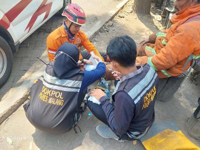 Nafas di Tengah Bara: Dukungan Kesehatan Dokkes Polres Malang untuk Pejuang Karhutla TNBTS