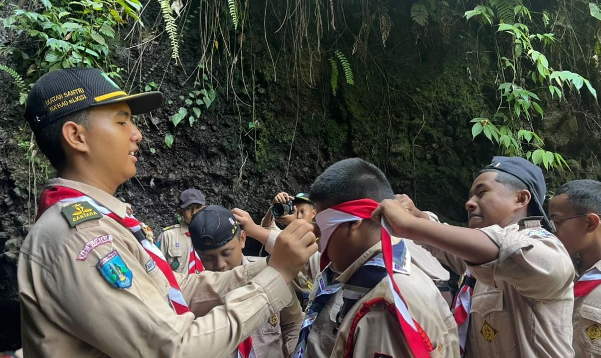 Pengembangan Keterampilan Santri: Giat Pramuka eLKISI di Gua Gembyang Mojokerto