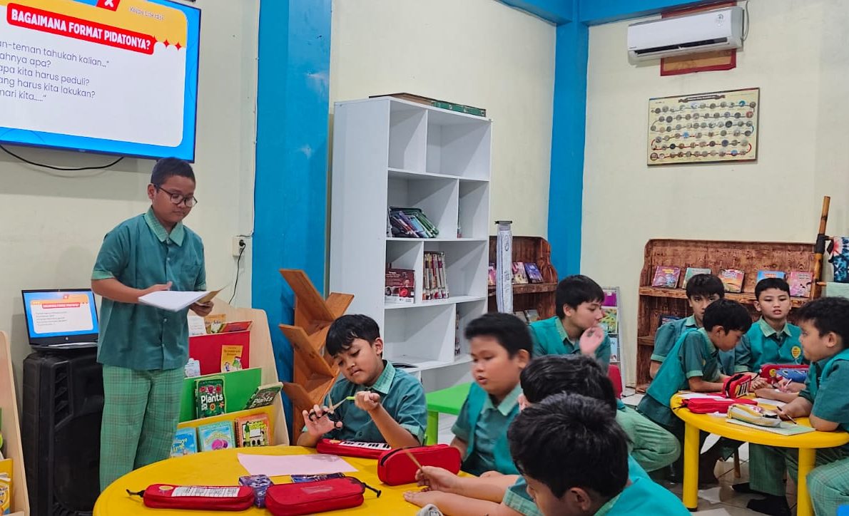 Perpustakaan Sekolah Kreatif Baratajaya: Arena Siswa Mengasah Pidato Persuasif dan Berpikir Kritis