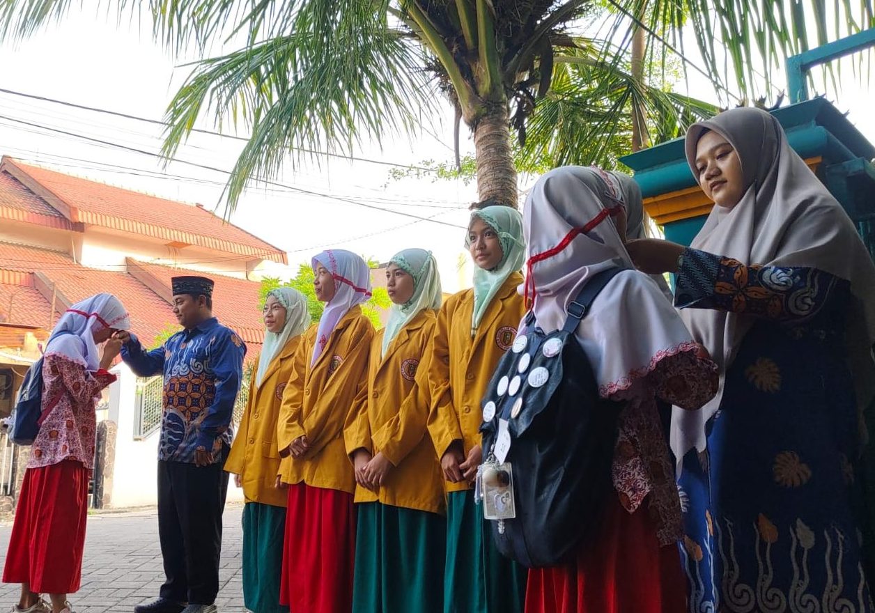 Rutinitas Inspiratif: Guru SD Mumtas Sambut Siswa Penuh Senyum, Perkuat Ikatan Emosional
