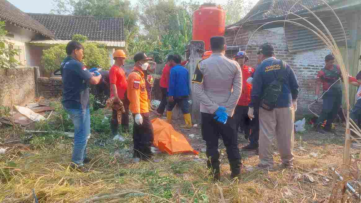 Senja yang Tergelincir di Bibir Sumur: Kisah Pilu Lansia Madiun dalam Perbaikan Pompa Air