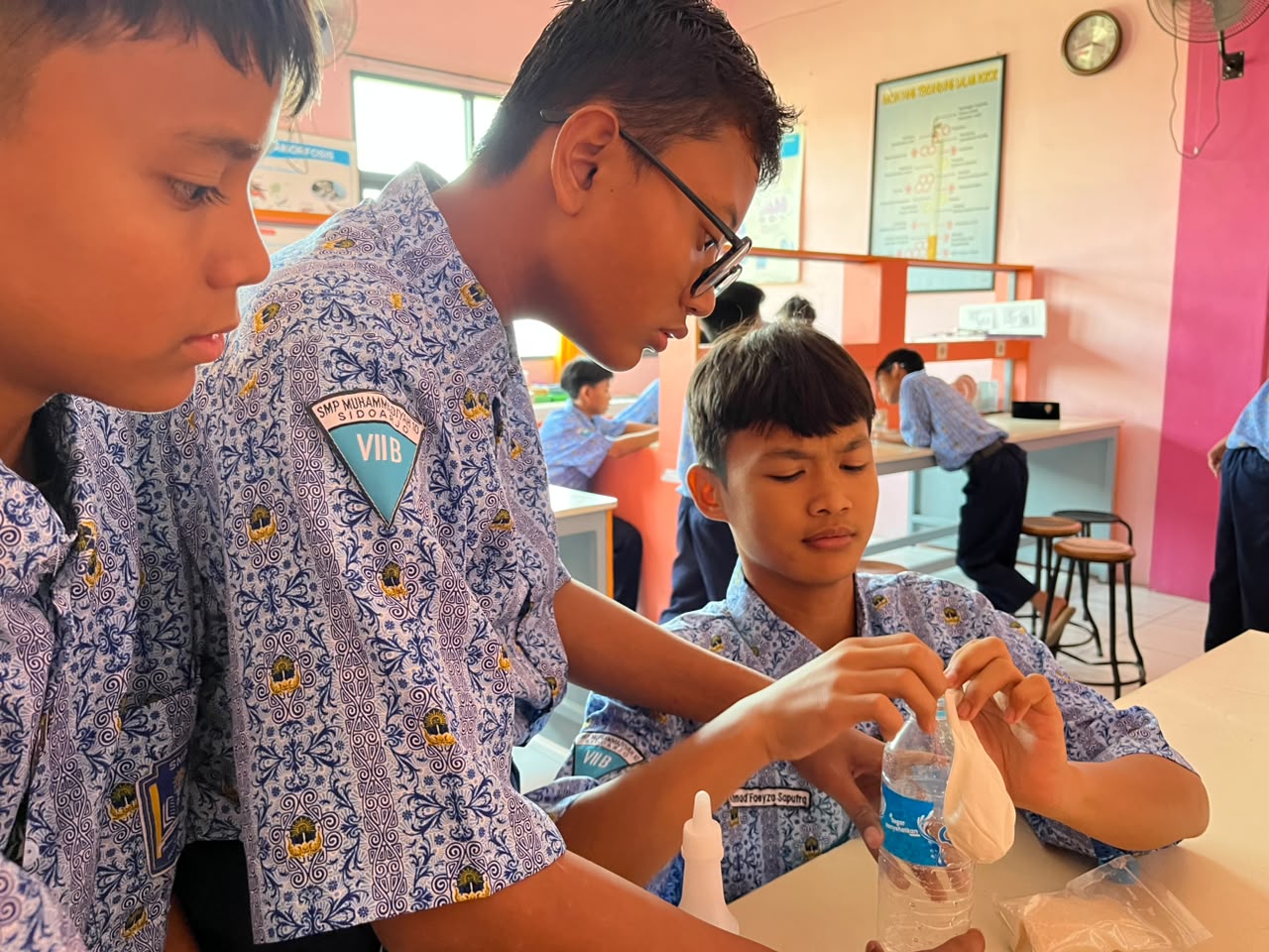 Siswa Miosi Aktif Verifikasi Teori Perubahan Zat Fisika dan Kimia dalam Praktikum IPA