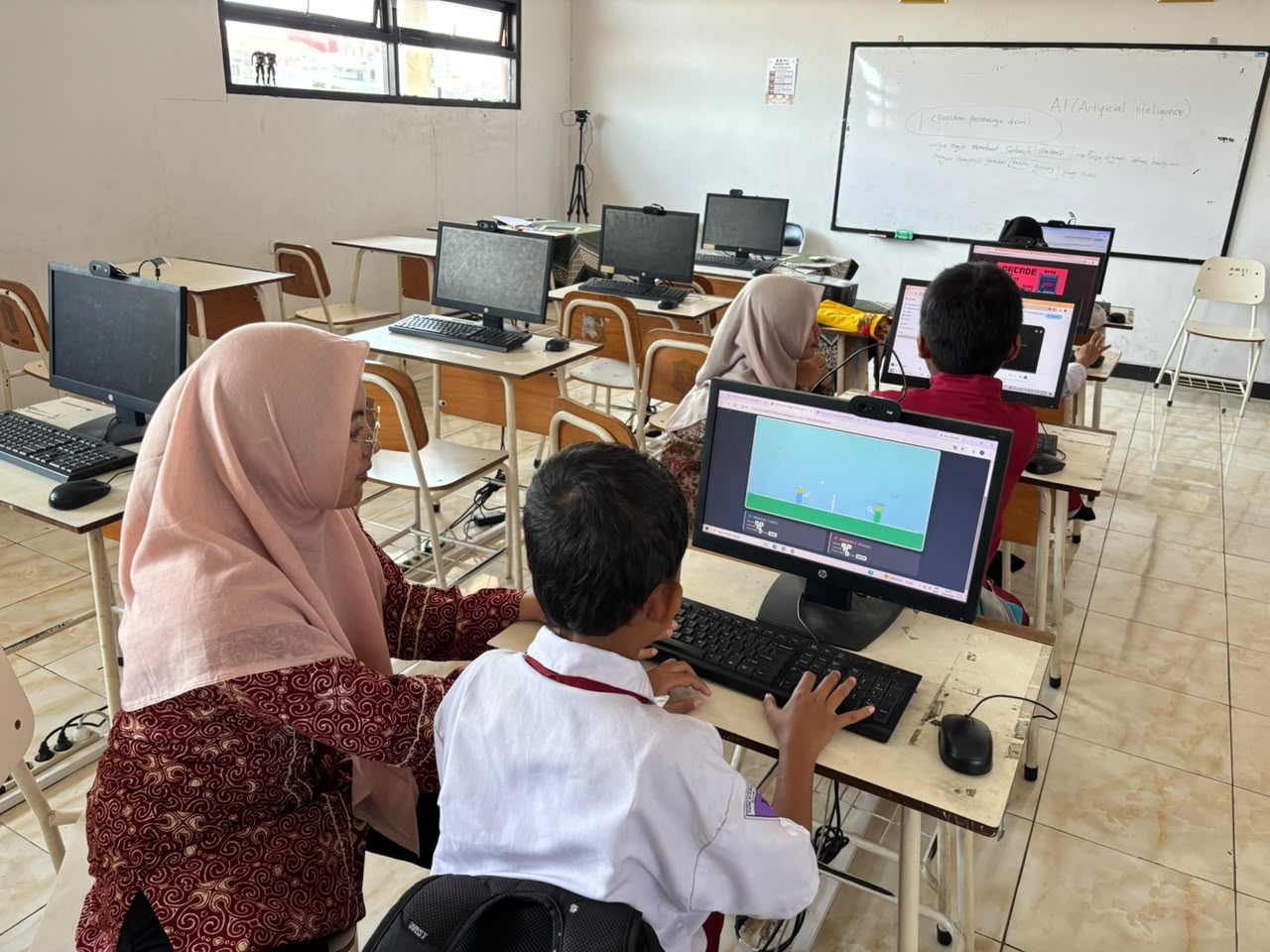 Transformasi Belajar: Murid SDN Kapasan III Surabaya Berkreasi Bikin Gim dengan Bantuan AI Gemini