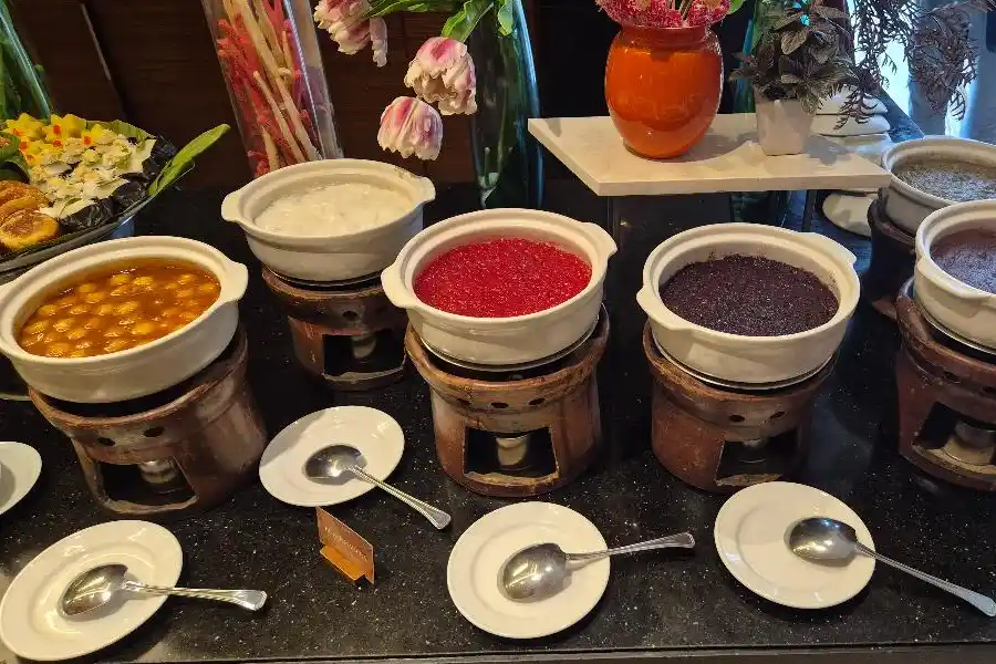 Wyndham Surabaya Angkat Derajat Kuliner Khas Lokal Lewat Suroboyoan Business Lunch Buffet