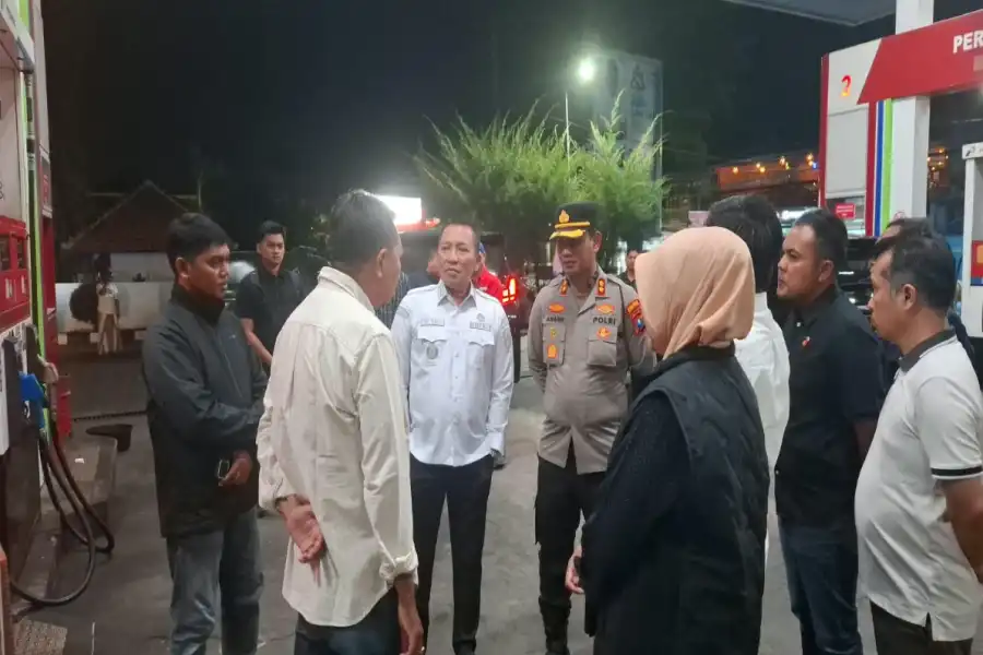 Antrean Panjang di Balik Janji Aman: Pelajaran dari Sidak BBM di Sampang