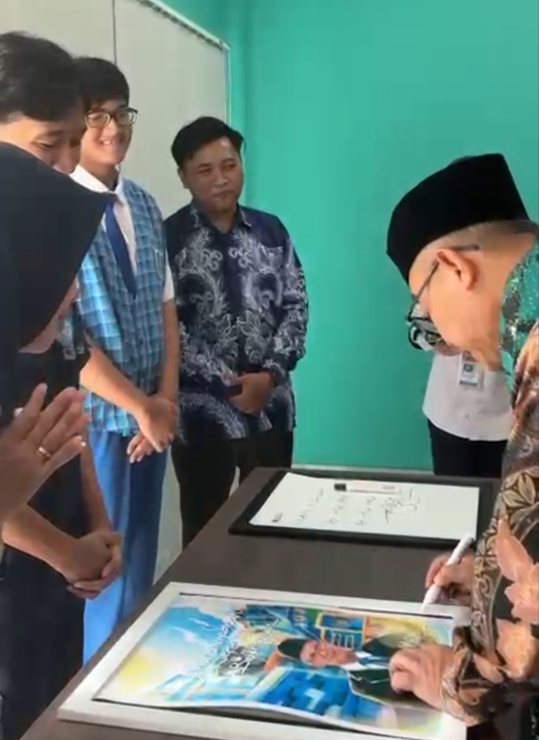 Apresiasi Mendikdasmen Abdul Mu’ti untuk Karya Desain Grafis Siswa DKV Vocatama