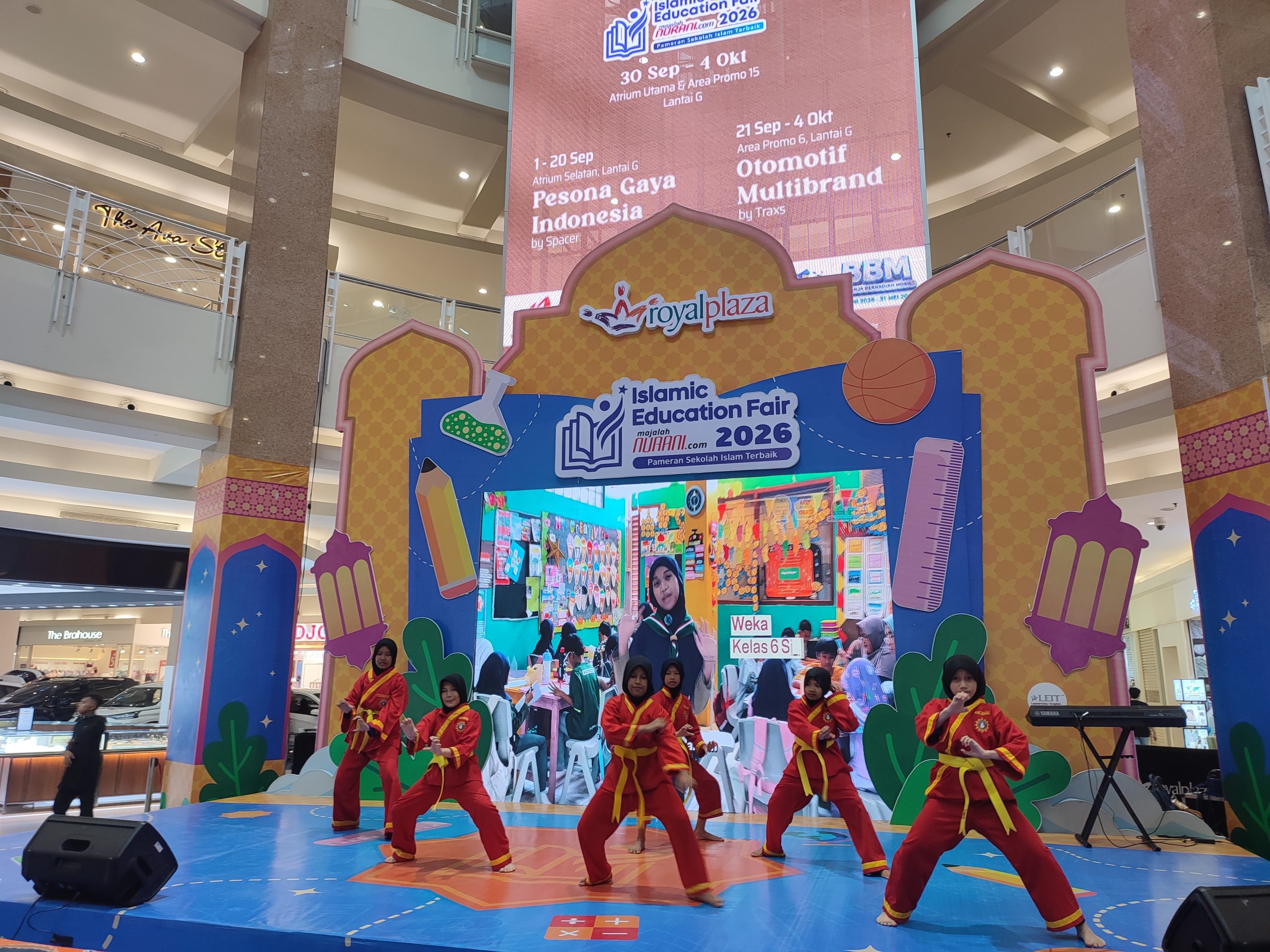 Asah Bakat dan Keberanian, Siswa Sekolah Kreatif Baratajaya Sukses Meriahkan IEF Royal Plaza