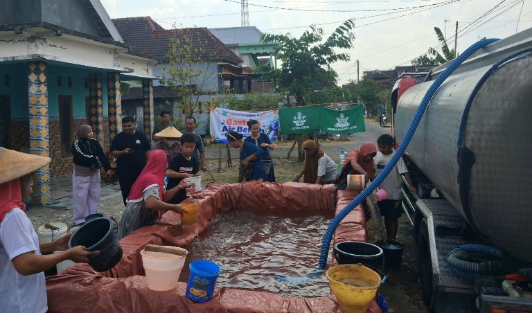 Atasi Krisis Air Bersih Akibat Kekeringan, Lazismu Bojonegoro Salurkan Bantuan di Desa Balongcabe