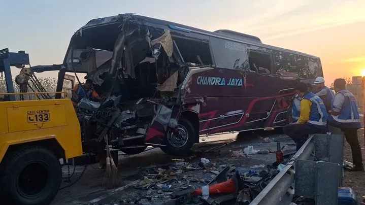 Bayang-bayang Bahaya di Bahu Jalan: Refleksi Tragedi Kecelakaan Maut Tol Ngawi