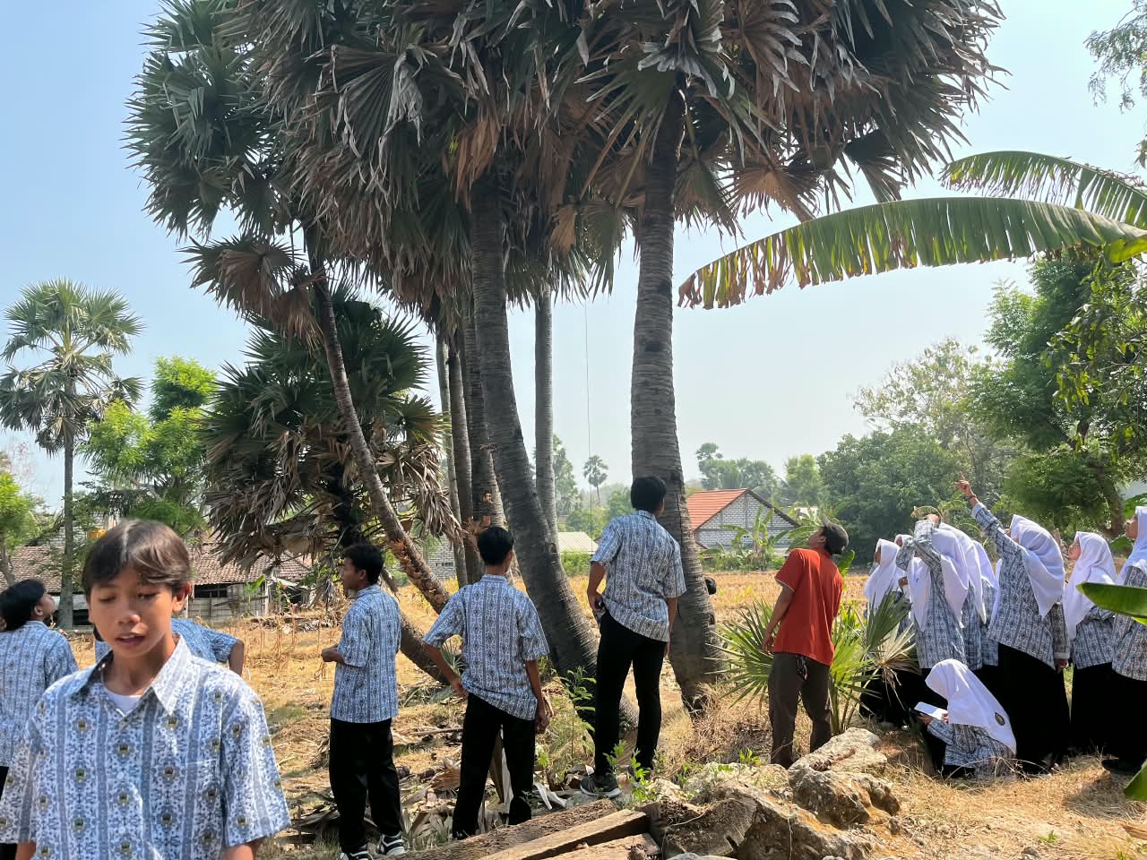 Dari Pohon Siwalan hingga Filosofi Hidup: Siswa Smala Dukun Menggali Kesabaran di Kampung Legen Gresik