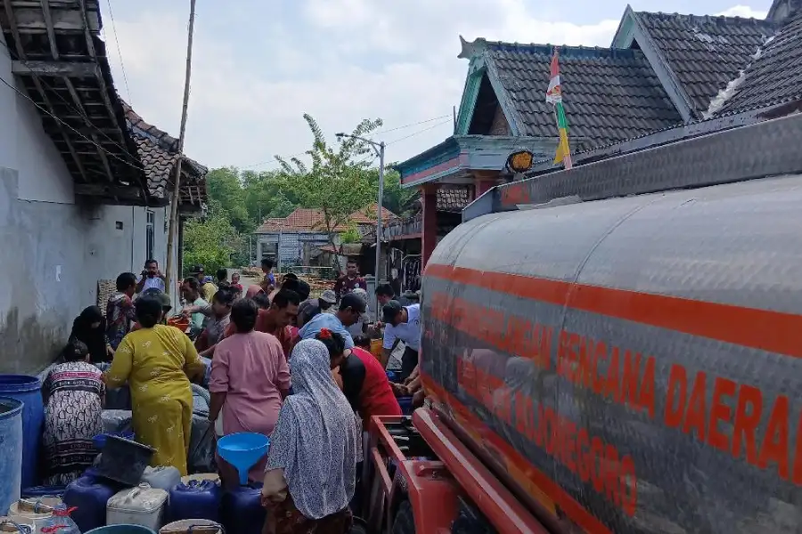 Di Balik Rintik Hujan, Dahaga Masih Menganga: Bojonegoro dan Perjuangan 106 Desa Mencari Air Bersih