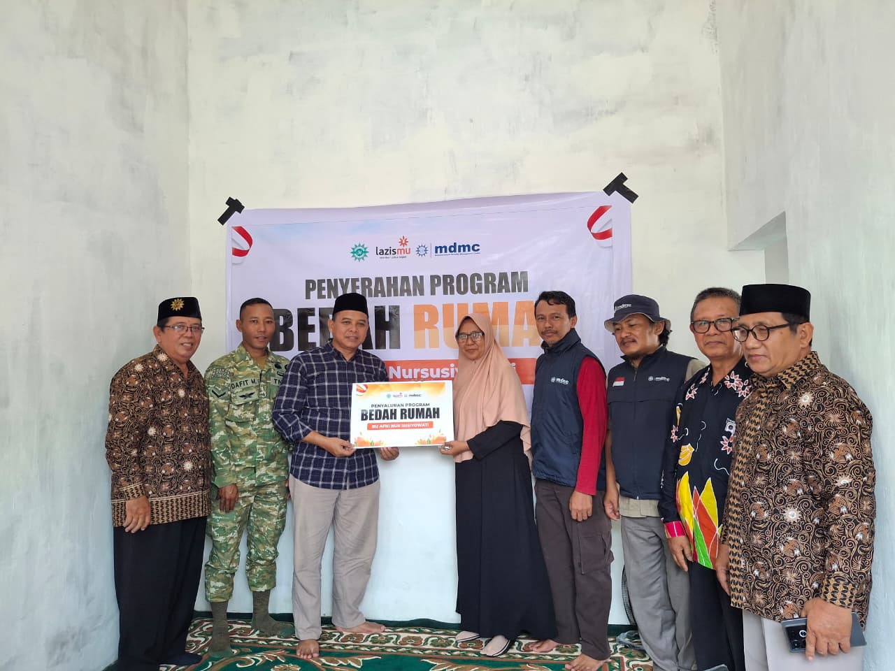 Gotong Royong Membangun Kembali: Camat Yosowilangun dan Muhammadiyah Serahkan Rumah Guru yang Direnovasi