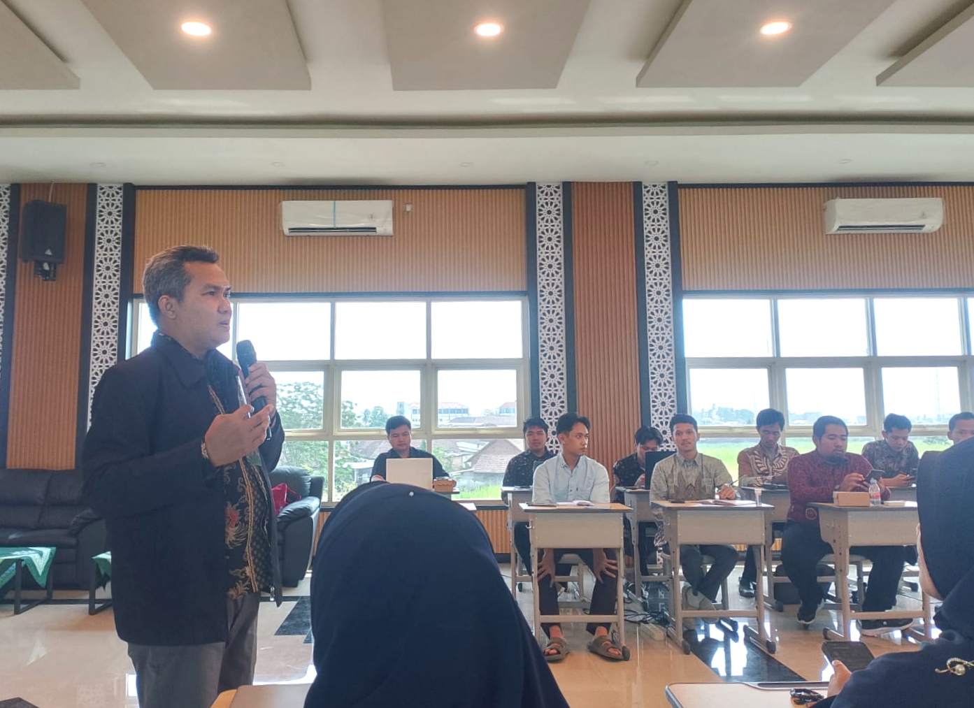 Humas Sekolah Perlu Aktif Menulis Berita: Kunci Publikasi Kegiatan dan Citra Positif