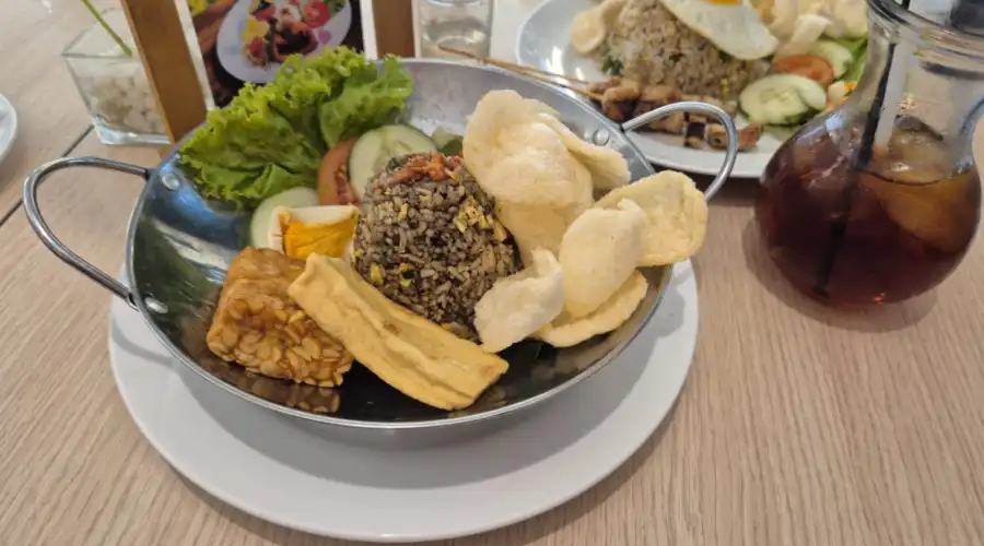 Inovasi Kuliner: Mengungkap Rahasia Kelezatan Nasi Goreng Rawon Khas Midtown Surabaya