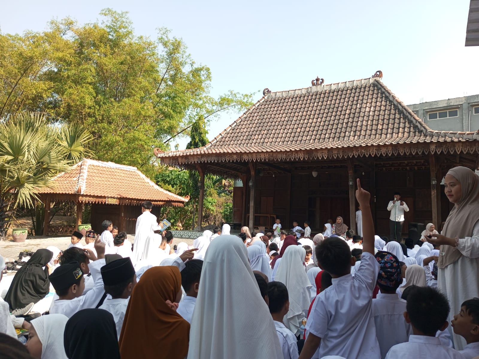 Inovasi Pembelajaran: SD Muri Gelar Ngaji on the Street di Giri Kuno, Perkuat Cinta Al-Qur’an dan Karakter Peduli