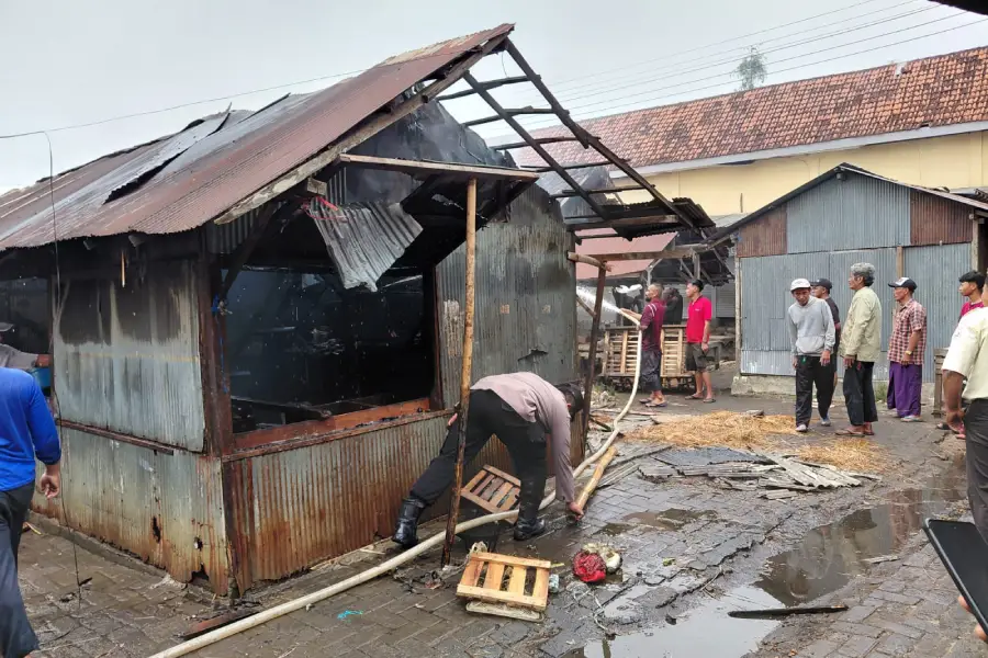 Jejak Hangus di Pasar Tambelangan: Ketika Korsleting Listrik Melahap Asa Pedagang