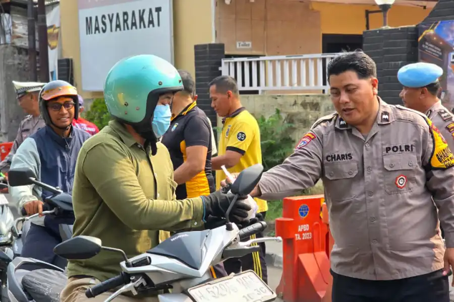 Jejak Kebaikan di Frontage Road: Polsek Waru Sidoarjo Merajut Kemanusiaan di Jumat Berkah