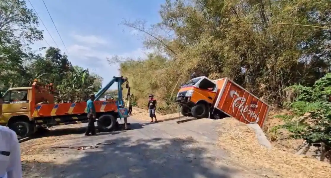 Ketika Peta Digital Berkhianat: Jejak Algoritma dan Jembatan Ambrol yang Menjebak Truk di Ponorogo