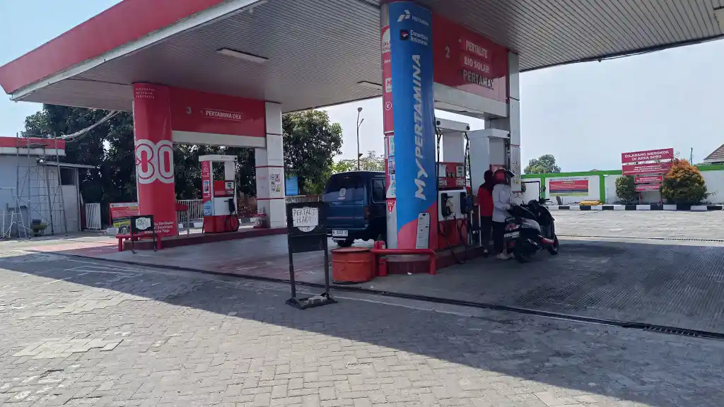 Ketika Roda Logistik Tersendat: Antrean BBM di Pasuruan dan Kontras Klaim Stok Aman