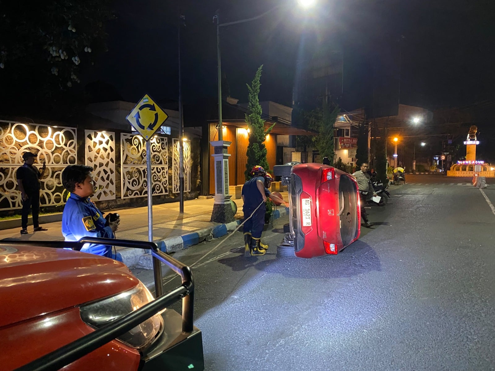 Ketika Senandung Malam Terhenti di Trotoar: Kisah Kelelahan dan Roda Penyanyi Dangdut Tulungagung