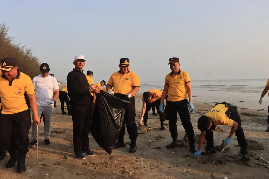 Ketika Seragam Hijau Merawat Pesisir: Kisah Green Policing Polresta Tuban di Pantai Cemara