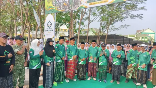 Langkah Santri, Semangat Kebangsaan: Jalan Sehat Bersarung PCNU Bojonegoro Rayakan Jati Diri dan Persatuan