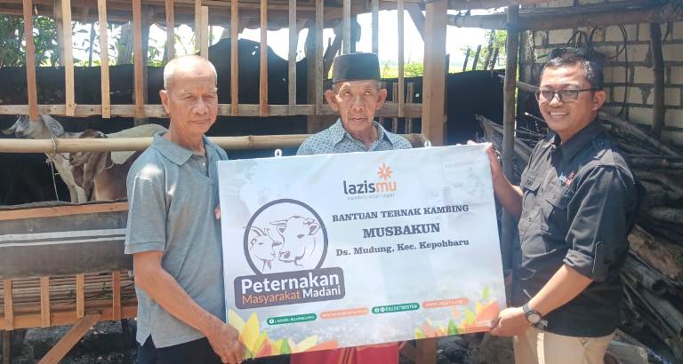 Lazismu Berdayakan Petani Bojonegoro dengan Bantuan Kambing Produktif