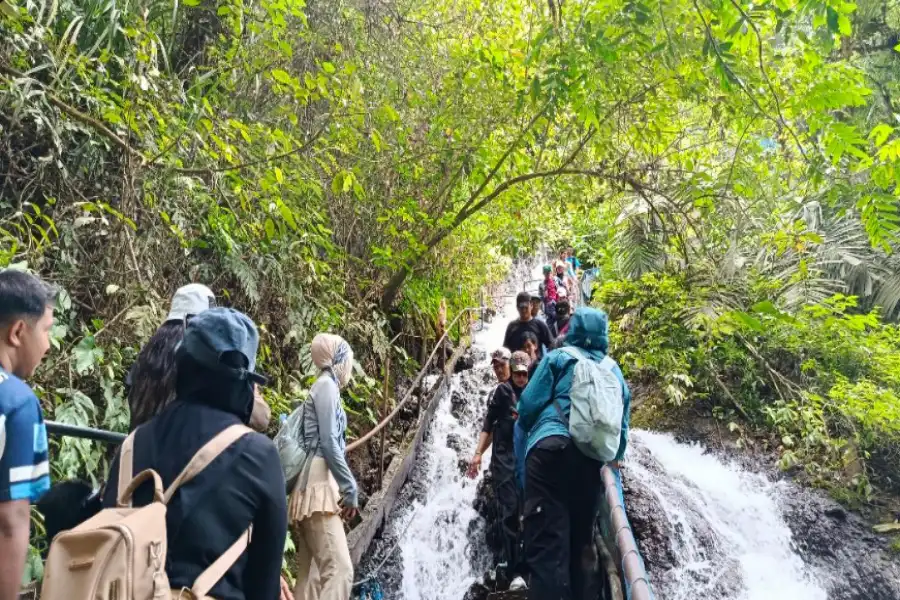 Lonjakan Wisman ke Tumpak Sewu Lumajang, Pemkab Perkuat Akses dengan Tangga Tambahan