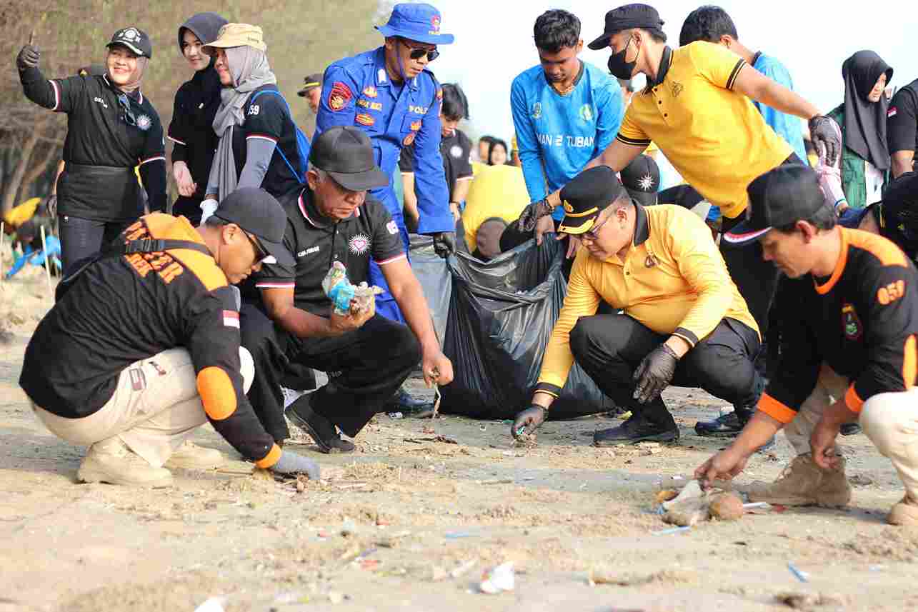 Menanam Harapan di Pesisir Cemara: Jejak Penghijauan Polresta Tuban untuk Generasi Mendatang