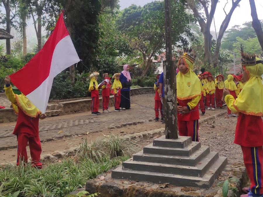 Menanamkan Nasionalisme Sejak Dini: Murid Sekolah Kreatif Baratajaya Peringati Sumpah Pemuda di Alam Terbuka