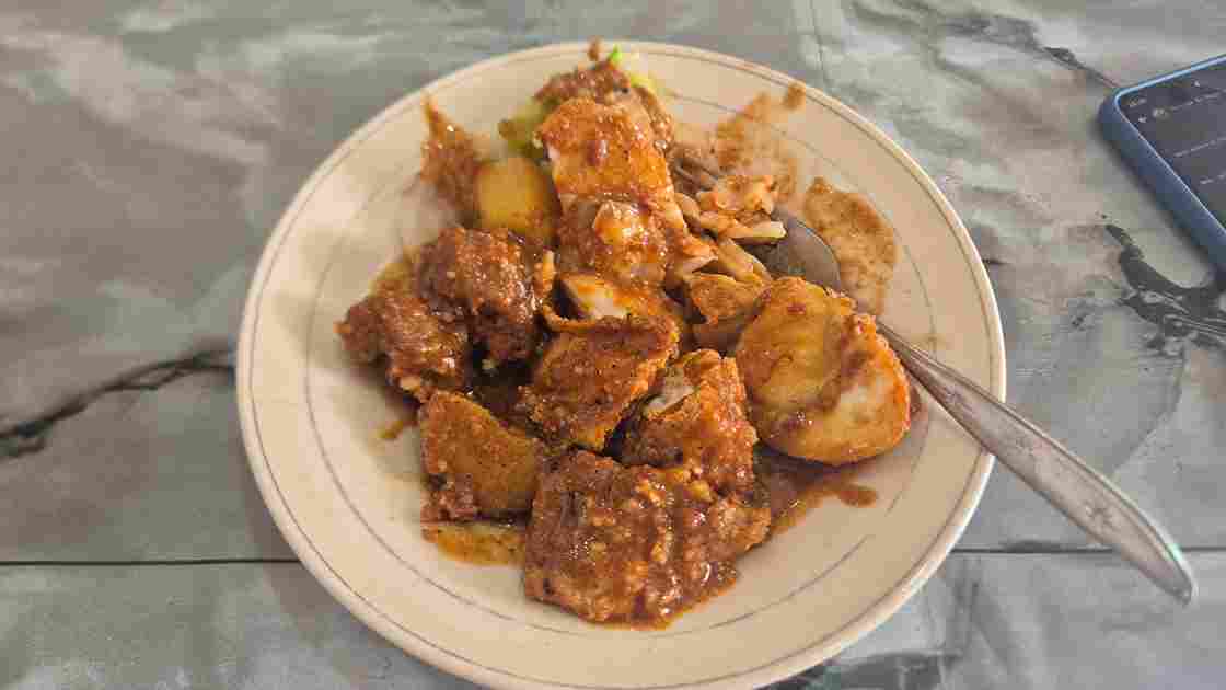 Mengapa Batagor Budi Mulya Surabaya Begitu Legendaris? Review Cita Rasa Ikan Tenggiri dan Saus Kacang Khas