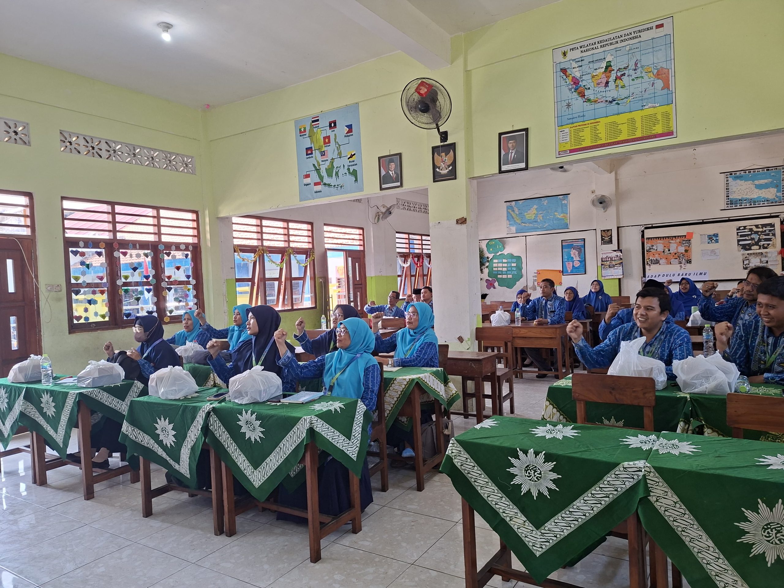 Mengasah Kompetensi Pendidik: Guru SD Muhammadiyah Sidayu dan Melirang Gelar Pelatihan Soal Berbasis TKA