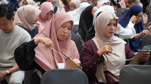Mengasah Kreativitas dan Keberanian: Murid SD Mugres Ajak Pengunjung Gressmall Bikin Gelang Simpul