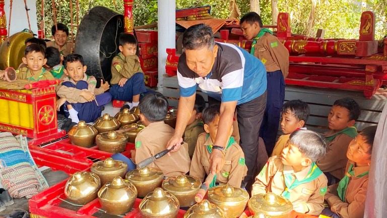 Mengukir Karakter: MIM Tempeh Lor Hadirkan Ekstrakurikuler Karawitan Gamelan