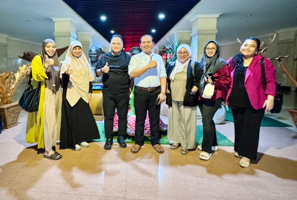 Merajut Kembali Kenangan: Kisah Enam Sahabat Kuliah Setelah 26 Tahun Berpisah