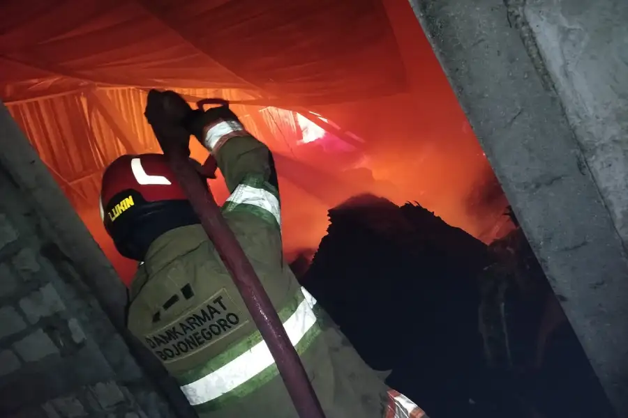 Nyala ‘Bediang’ yang Menjelma Amarah: Pelajaran Keselamatan dari Kebakaran Tiga Rumah di Bojonegoro