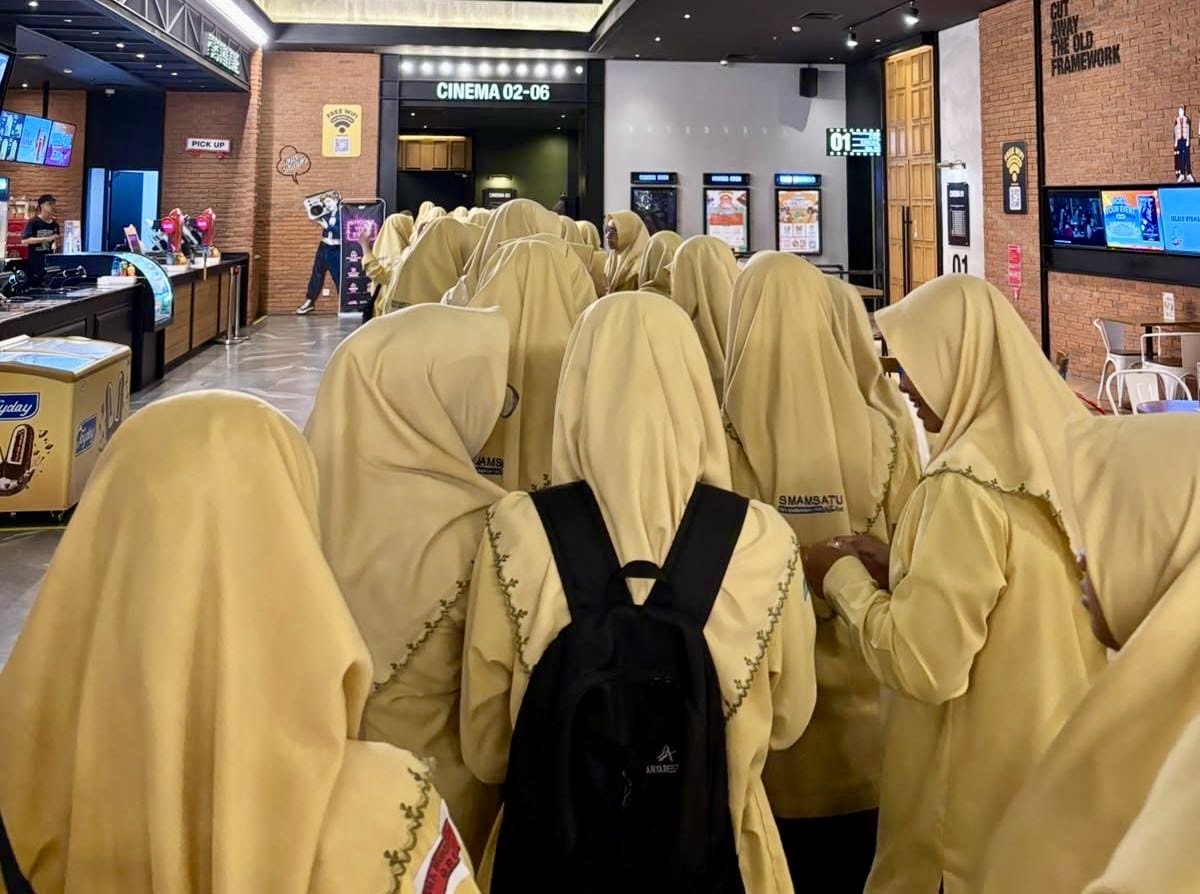 Pelajaran Berharga: Siswa Smamsatu Gresik Renungkan Bakti Orang Tua Lewat Film ‘Jangan Buang Ibu’
