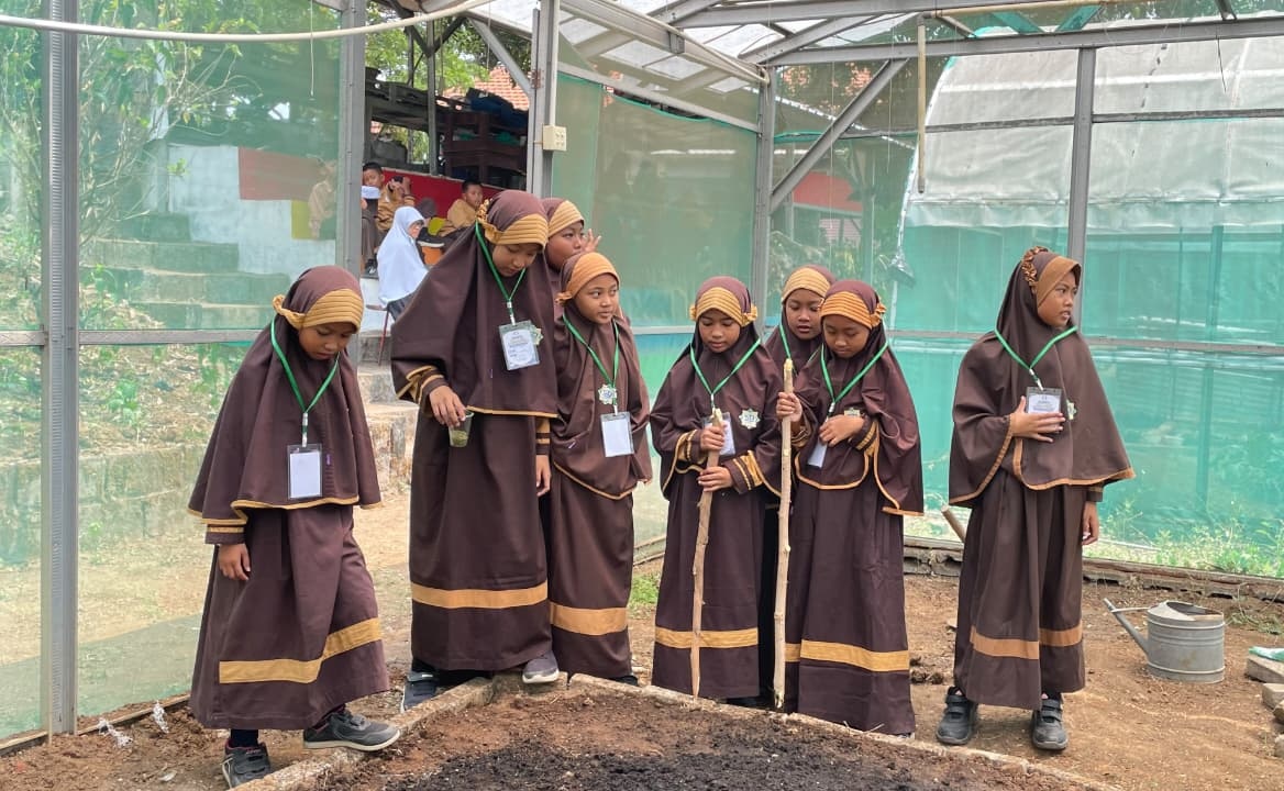 Pengalaman Langsung: Siswa SDAI eLKISI Kuasai Perkembangbiakan Tumbuhan Lewat Praktik di Edupark