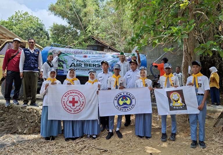 Peran Aktif Mahasiswa dan Sekolah Atasi Kekeringan di Pamekasan Melalui Penyaluran Air Bersih