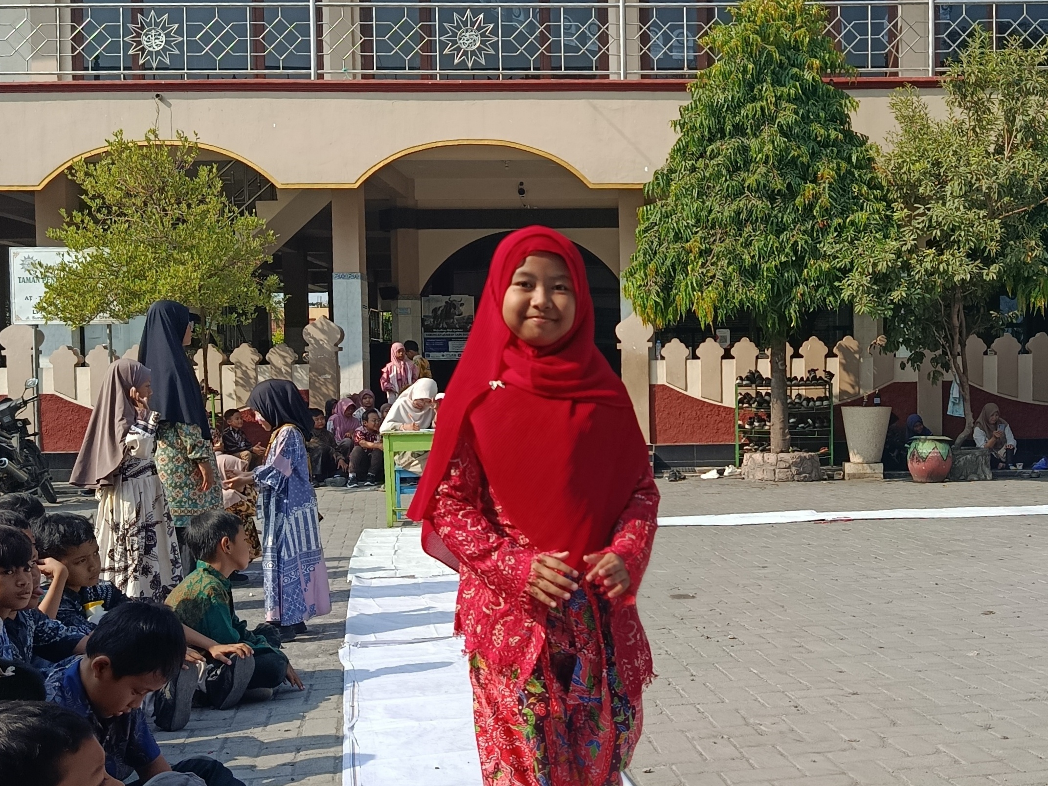 Perayaan Hari Batik Nasional di SD Muri: Lapangan Sekolah Berubah Panggung Edukasi Batik Penuh Gaya