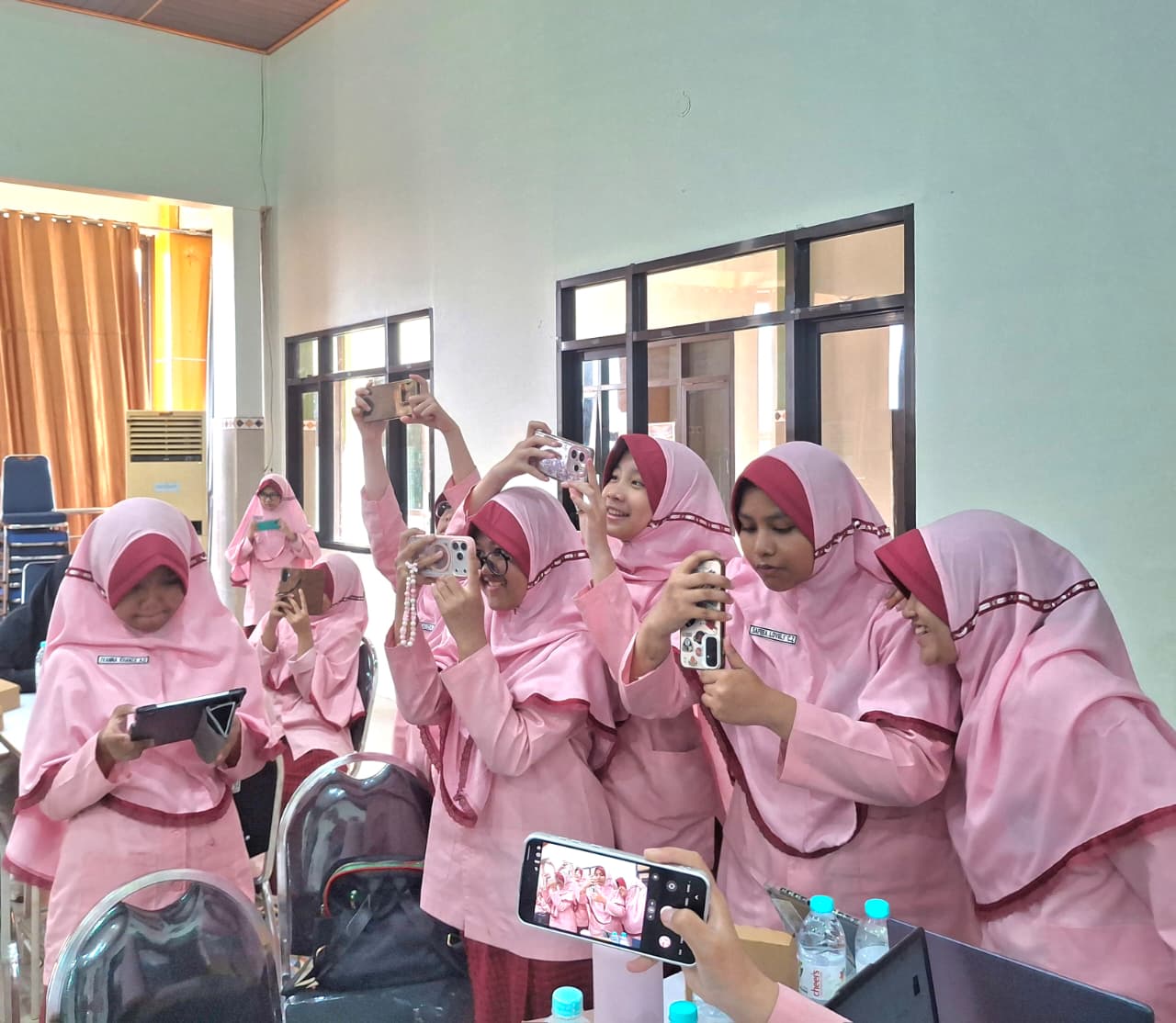 Praktik Jurnalistik Mobile: Guru dan Murid SMP Musasi Ubah Foto Ponsel Jadi Berita