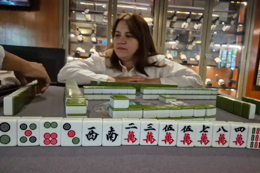 Pyramid Bar Verwood Hotel Surabaya Tawarkan Pengalaman Mahjong Sosial yang Unik