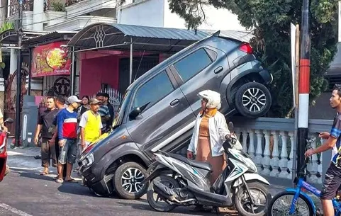 Refleksi di Balik Kemudi: Insiden Salah Injak Gas Kakek 83 Tahun di Jombang Menjadi Peringatan