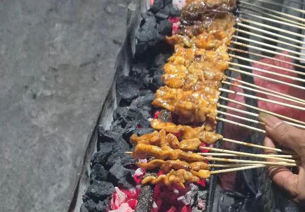 Sate Ayam Ngagel PDAM: Menguak Rahasia Bumbu Kacang dan Kecap Karamelisasi yang Bikin Ketagihan di Surabaya