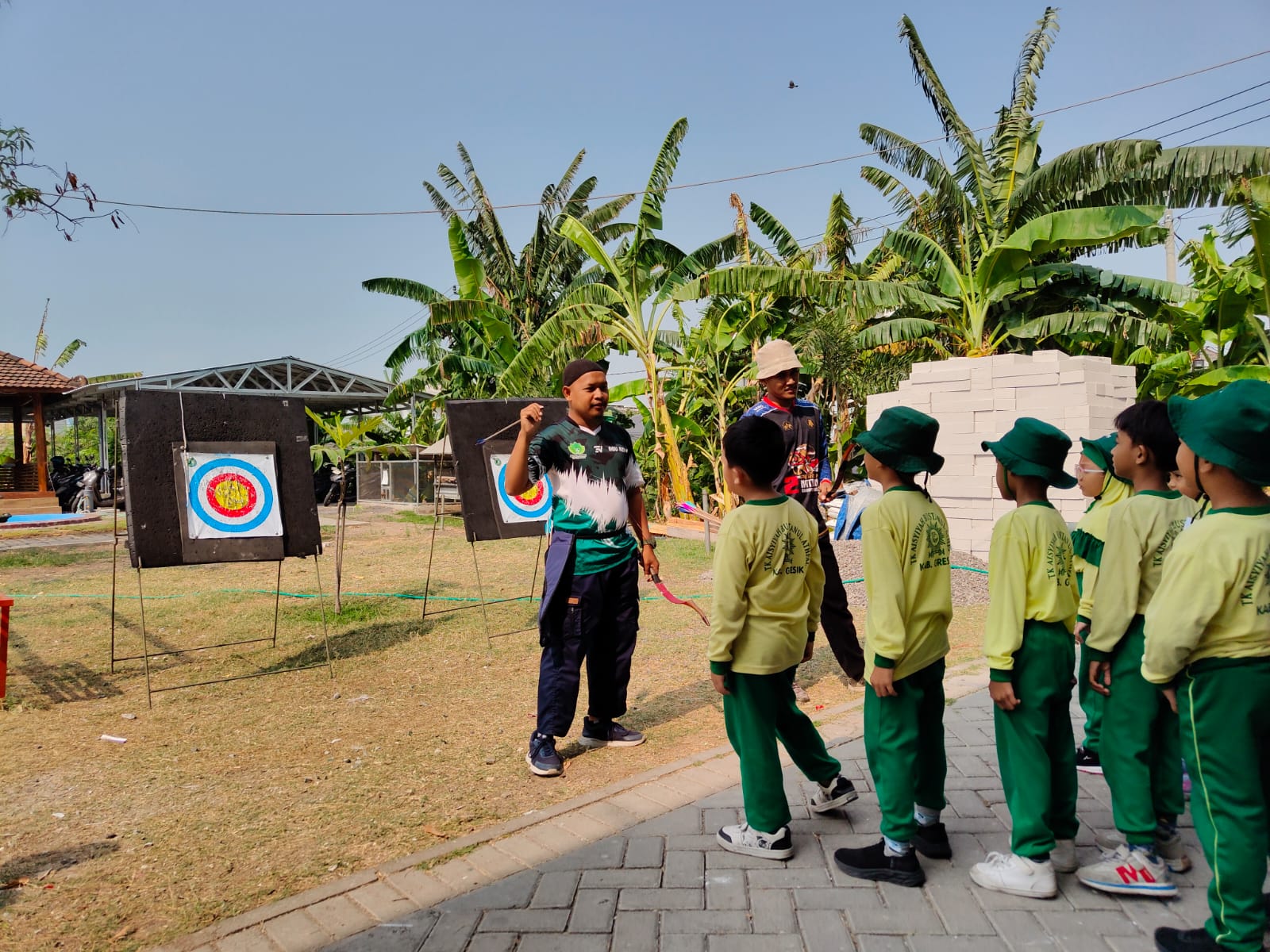 SD Almadany Ajak Ratusan Siswa TK ABA 34 ‘Little Explorer’ Lewat Panahan dan Cooking Class