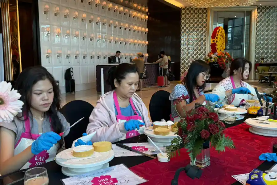 Sensasi Imersif Bake & Brew: Hotel Ciputra World Surabaya Padukan Seni Membuat Kue dan Meracik Kopi