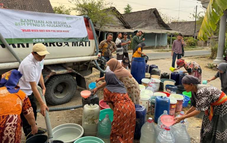 Solidaritas Mahasiswa: BEM PTNU Jatim Salurkan Bantuan Air Bersih di Tengah Kekeringan Tuban dan Bojonegoro