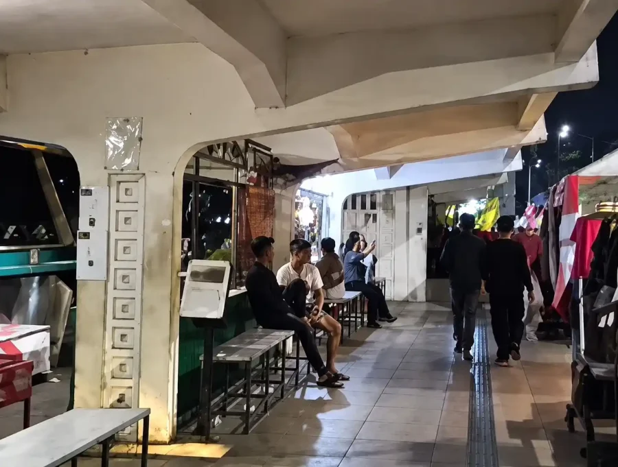 Suara di Balik Laju Kencang: Keluh Kesah Pedagang Kecil Surabaya Saat Akses Jualan Ditutup