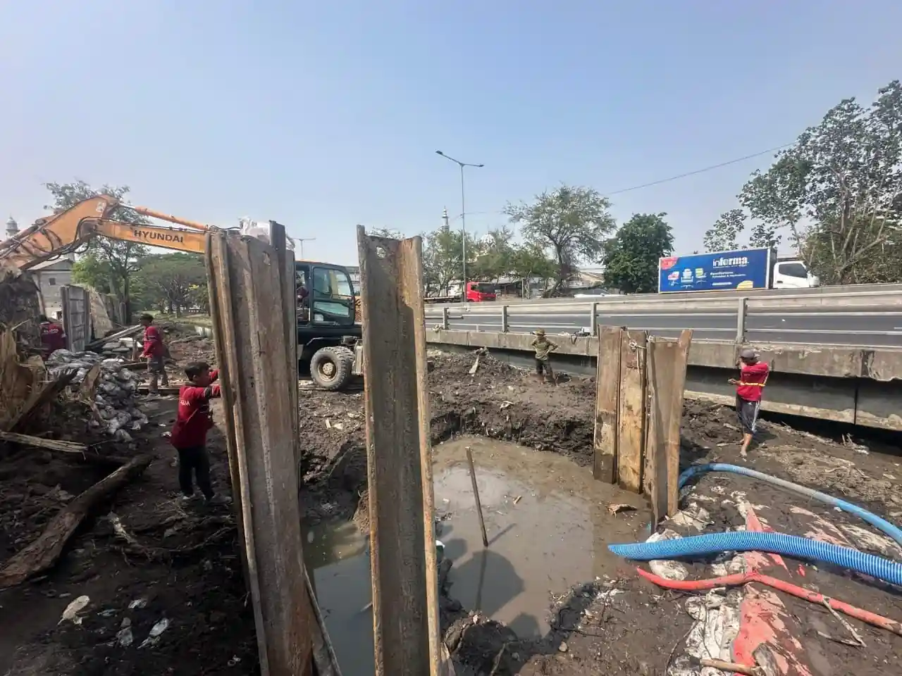 Ujian di Bawah Tanah Surabaya: Sinergi Petrokimia Gresik dan Pemkot Perbaiki Pipa Bocor Demi Kota yang Mengalir